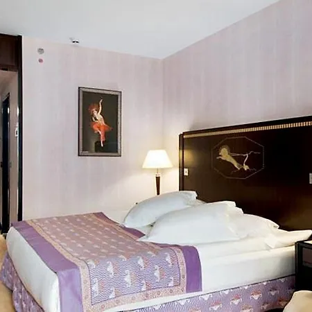 Hotel L'hotel Du Collectionneur 5*
